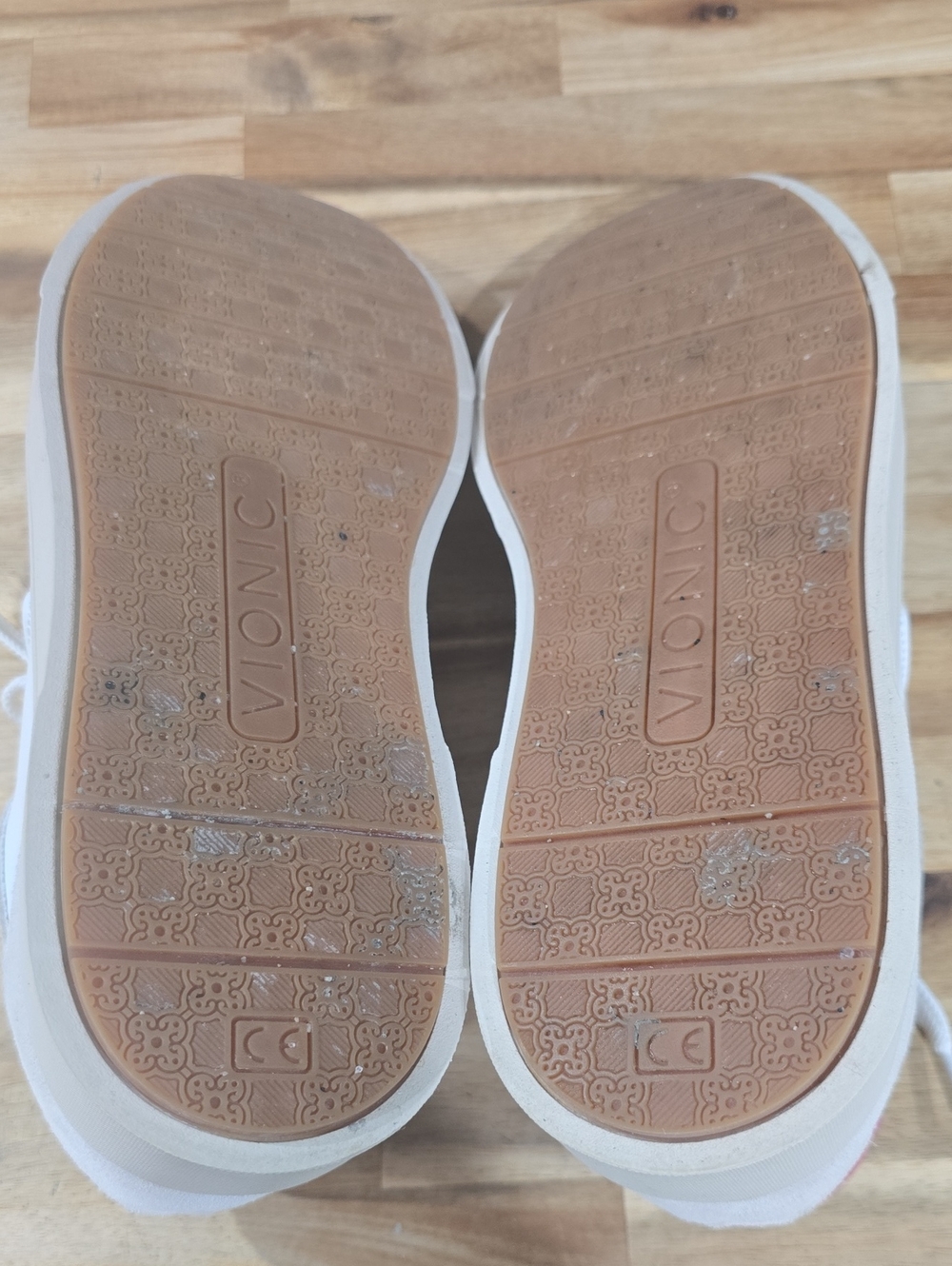 Vionic Women's 9.5 White Athletic Shoes - Picture 6 of 6